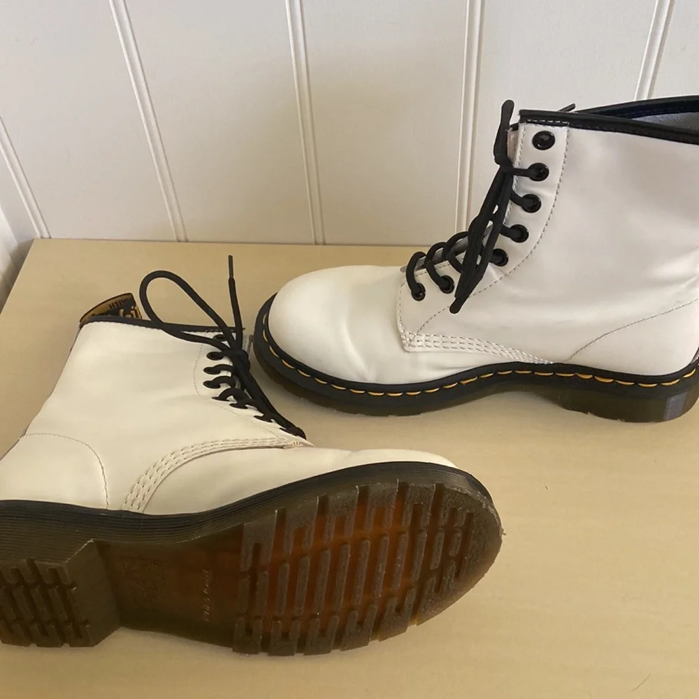 White lace-up Doc Martens - Picture 2 of 4
